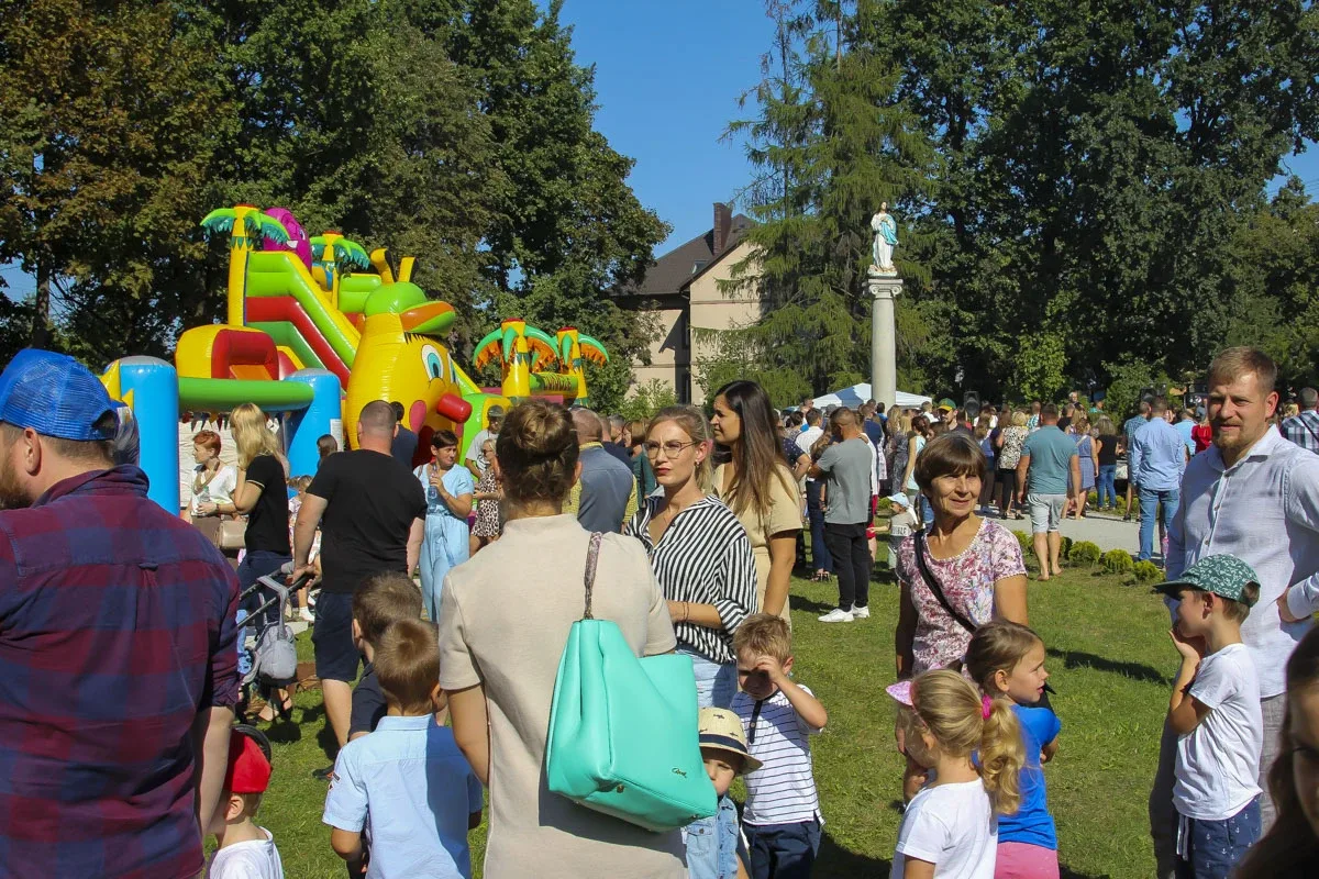 Parafialny Festyn Rodzinny w ogrodzie Parafii WNMP: Dzień pełen radości i wspólnoty (zdjęcia)