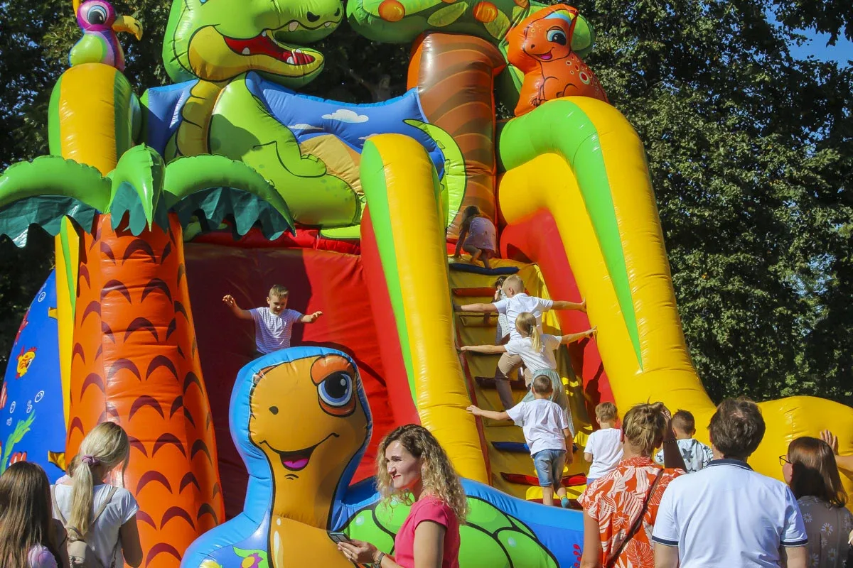 Parafialny Festyn Rodzinny w ogrodzie Parafii WNMP: Dzień pełen radości i wspólnoty (zdjęcia)