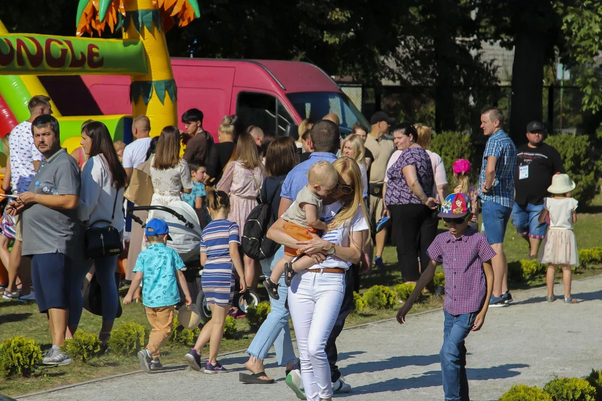 Parafialny Festyn Rodzinny w ogrodzie Parafii WNMP: Dzień pełen radości i wspólnoty (zdjęcia)
