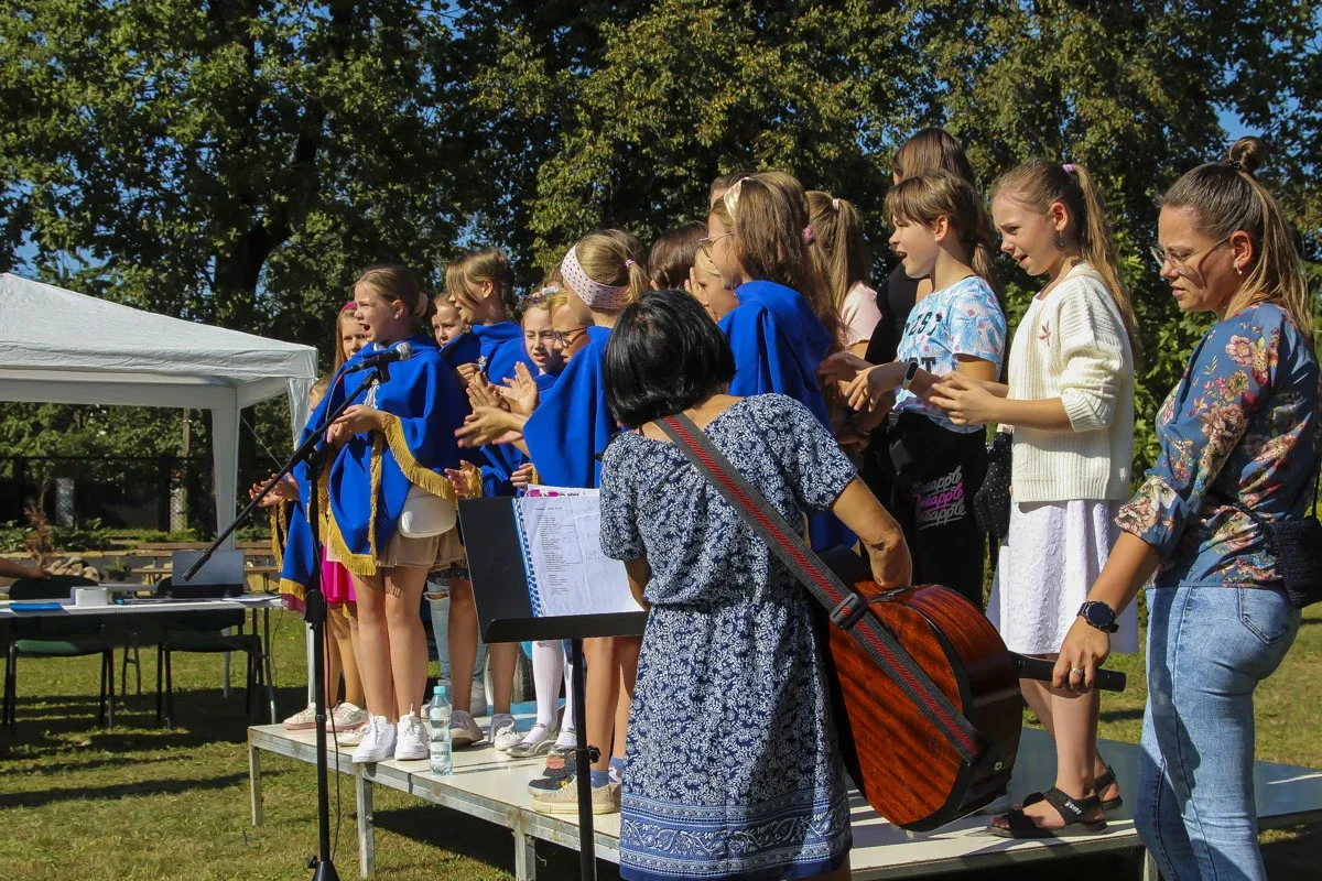 Parafialny Festyn Rodzinny w ogrodzie Parafii WNMP: Dzień pełen radości i wspólnoty (zdjęcia)