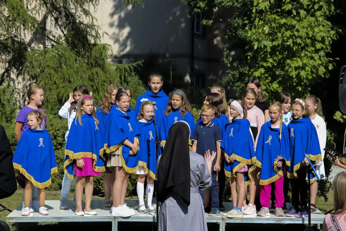 Parafialny Festyn Rodzinny w ogrodzie Parafii WNMP: Dzień pełen radości i wspólnoty (zdjęcia)