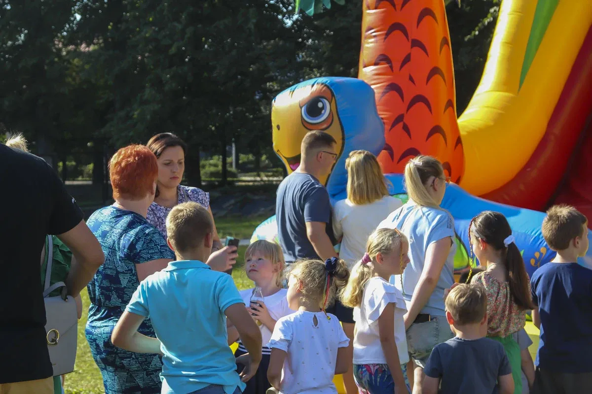 Parafialny Festyn Rodzinny w ogrodzie Parafii WNMP: Dzień pełen radości i wspólnoty (zdjęcia)