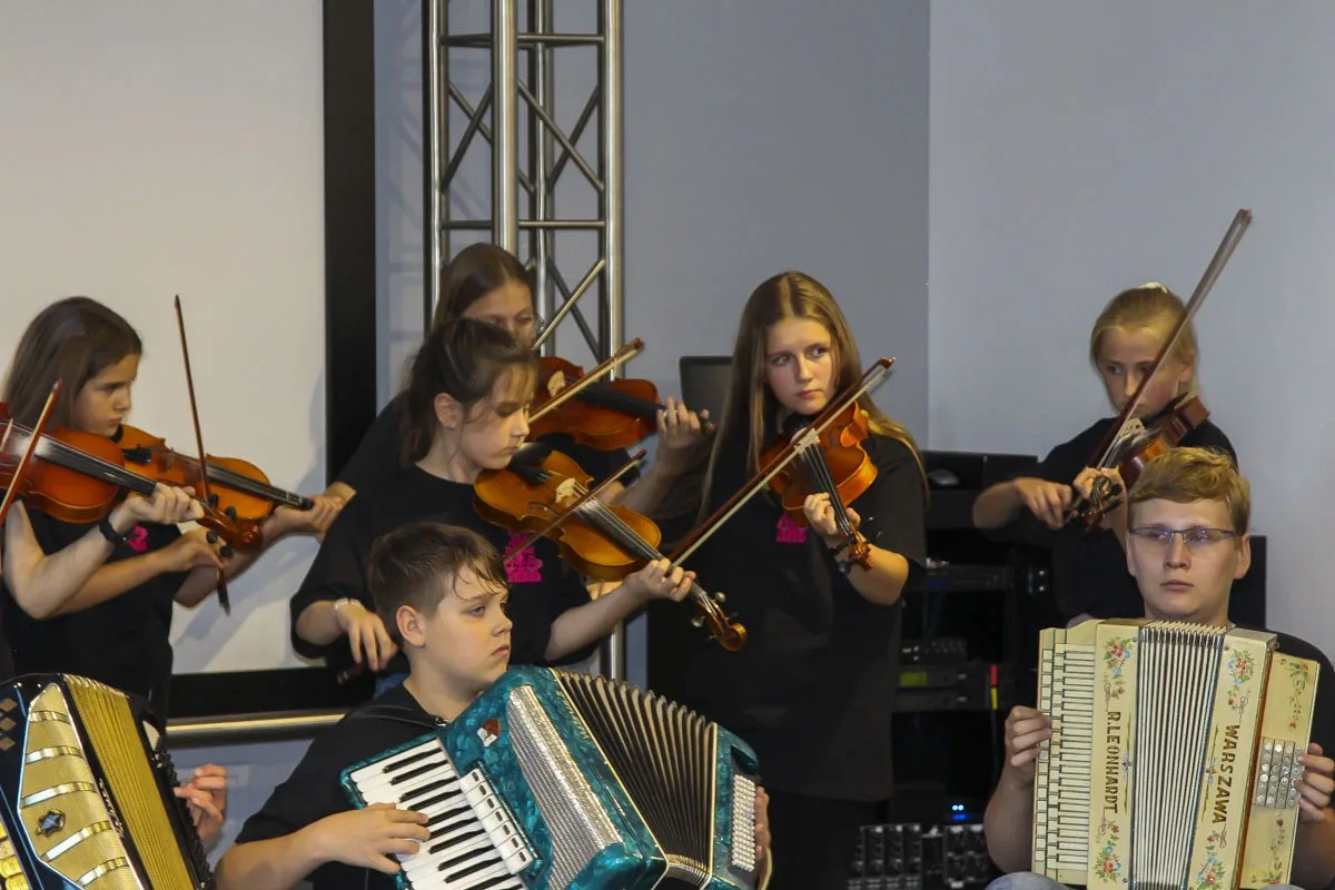 Kurpiowska Kuźnia Muzykantów: Jak młode talenty ożywiają tradycję muzyczną Kurpi (zdjęcia)