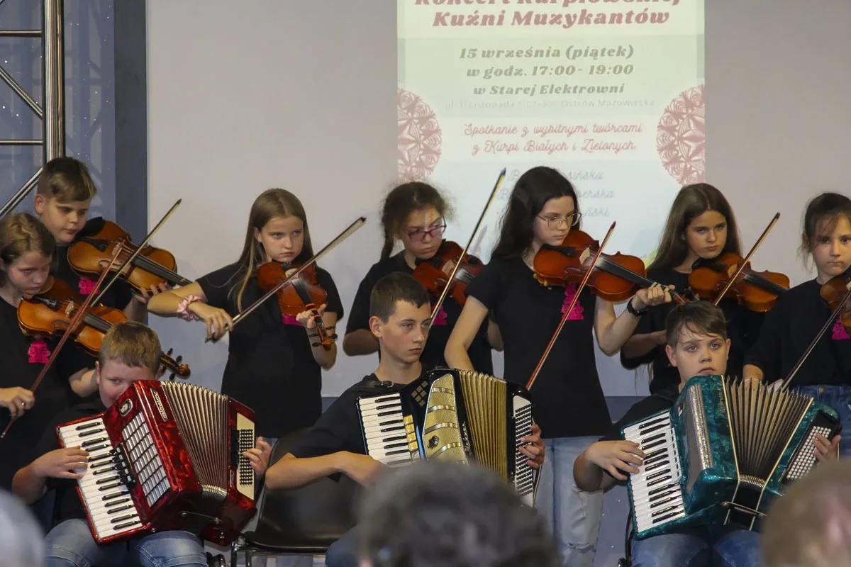 Kurpiowska Kuźnia Muzykantów: Jak młode talenty ożywiają tradycję muzyczną Kurpi (zdjęcia)