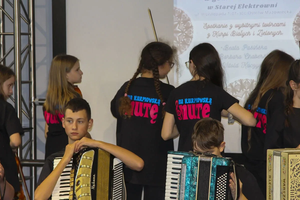 Kurpiowska Kuźnia Muzykantów: Jak młode talenty ożywiają tradycję muzyczną Kurpi (zdjęcia)