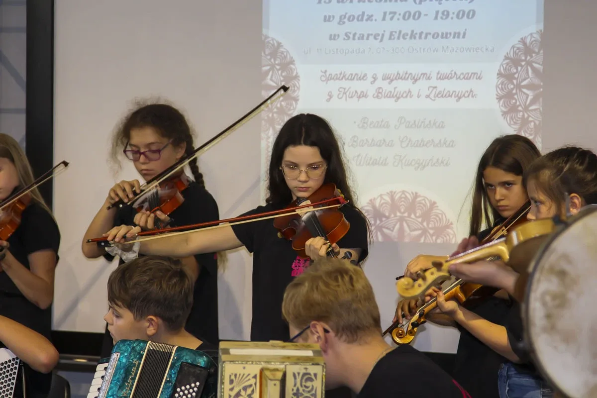 Kurpiowska Kuźnia Muzykantów: Jak młode talenty ożywiają tradycję muzyczną Kurpi (zdjęcia)