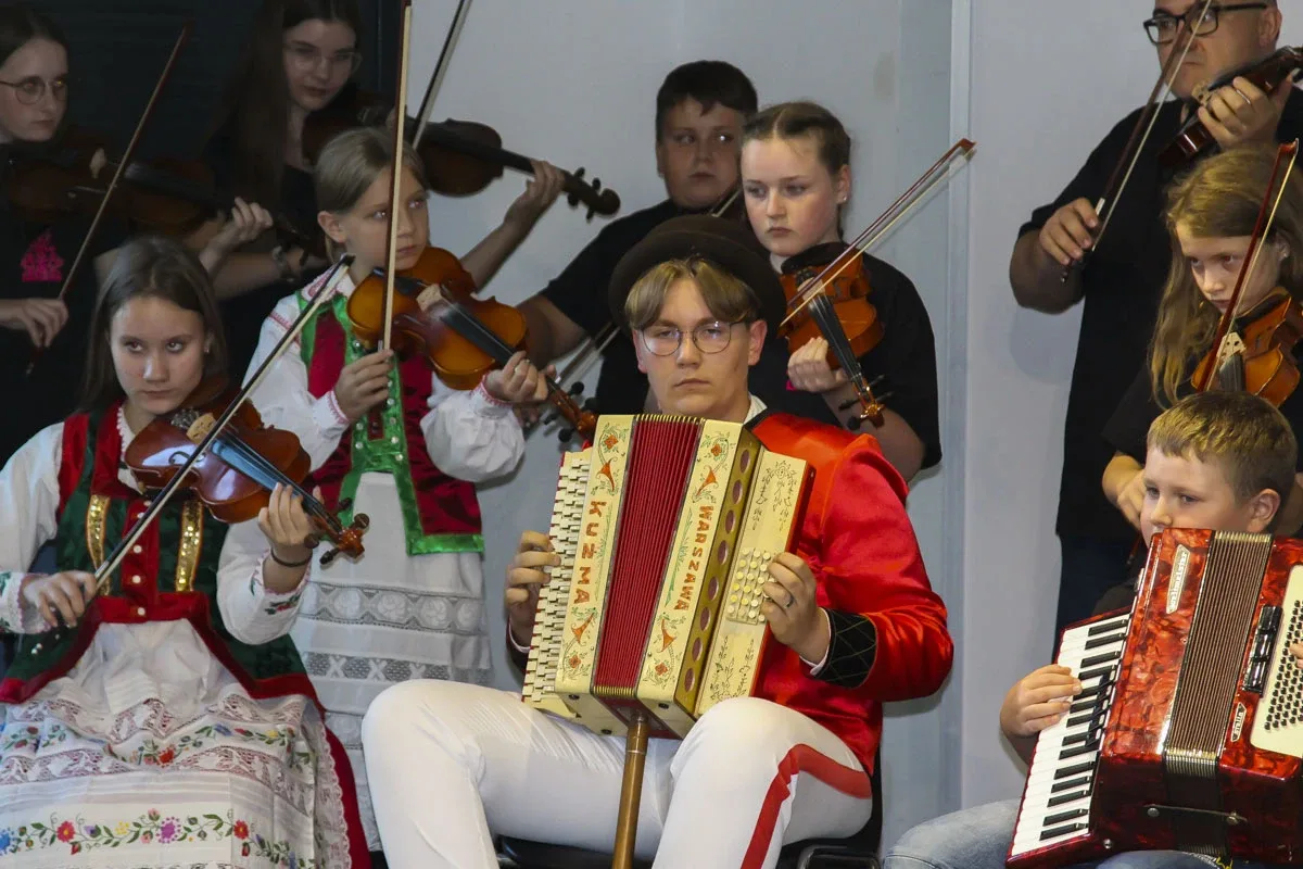 Kurpiowska Kuźnia Muzykantów: Jak młode talenty ożywiają tradycję muzyczną Kurpi (zdjęcia)