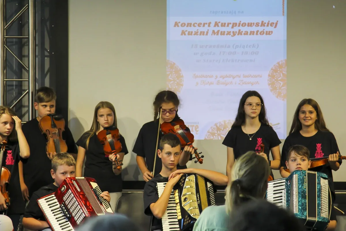 Kurpiowska Kuźnia Muzykantów: Jak młode talenty ożywiają tradycję muzyczną Kurpi (zdjęcia)