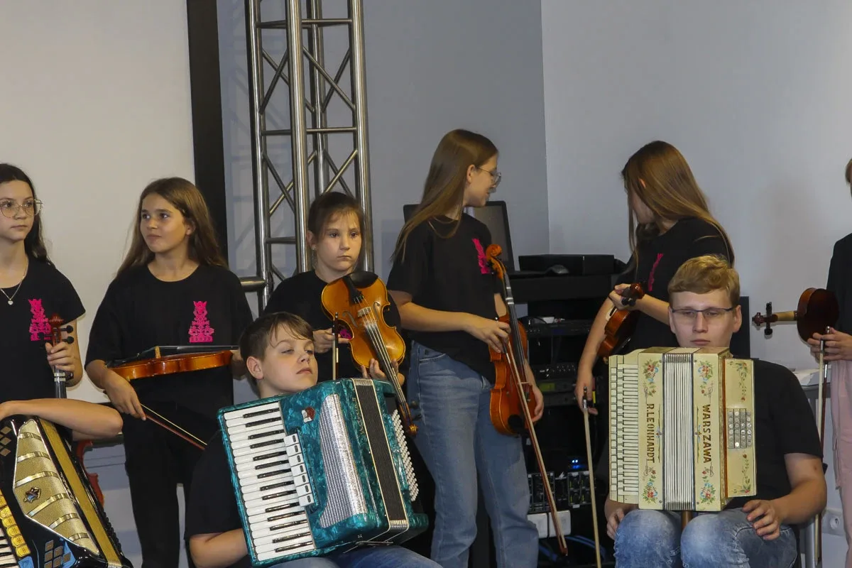 Kurpiowska Kuźnia Muzykantów: Jak młode talenty ożywiają tradycję muzyczną Kurpi (zdjęcia)