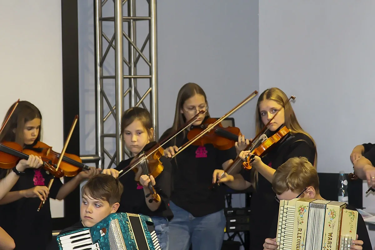 Kurpiowska Kuźnia Muzykantów: Jak młode talenty ożywiają tradycję muzyczną Kurpi (zdjęcia)