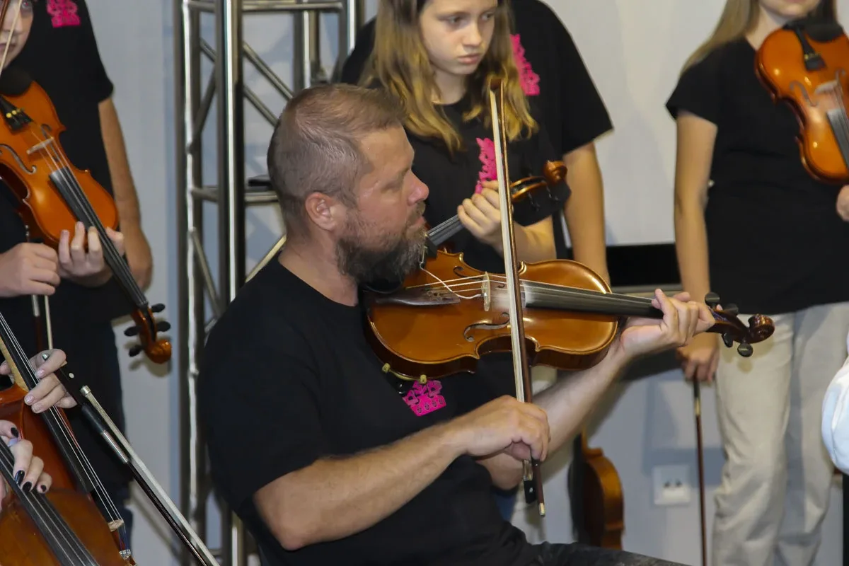Kurpiowska Kuźnia Muzykantów: Jak młode talenty ożywiają tradycję muzyczną Kurpi (zdjęcia)
