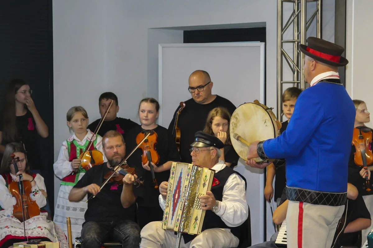 Kurpiowska Kuźnia Muzykantów: Jak młode talenty ożywiają tradycję muzyczną Kurpi (zdjęcia)