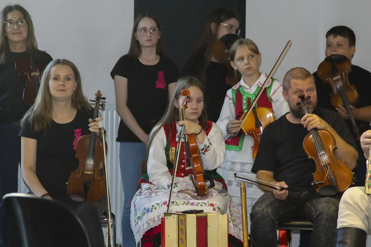Kurpiowska Kuźnia Muzykantów: Jak młode talenty ożywiają tradycję muzyczną Kurpi (zdjęcia)