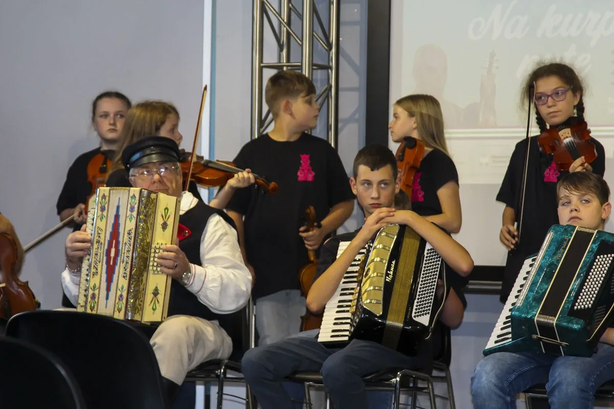 Kurpiowska Kuźnia Muzykantów: Jak młode talenty ożywiają tradycję muzyczną Kurpi (zdjęcia)