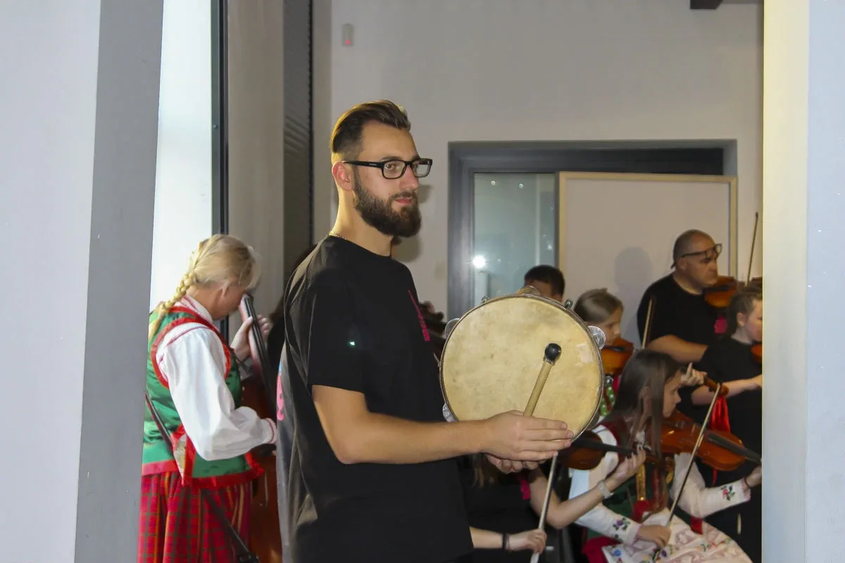 Kurpiowska Kuźnia Muzykantów: Jak młode talenty ożywiają tradycję muzyczną Kurpi (zdjęcia)