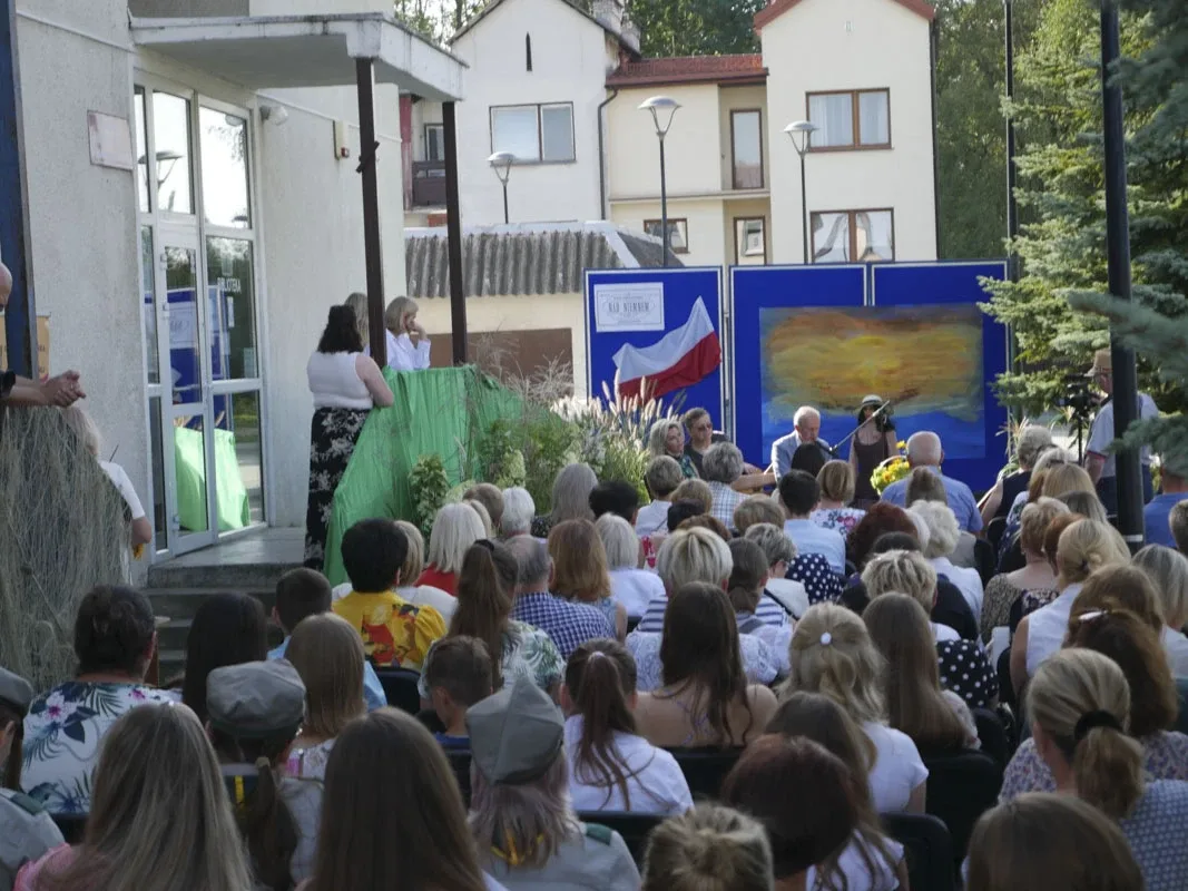 Narodowe Czytanie w Małkini Górnej: "Nad Niemnem" w wykonaniu aktorów, uczniów i mieszkańców (zdjęcia)
