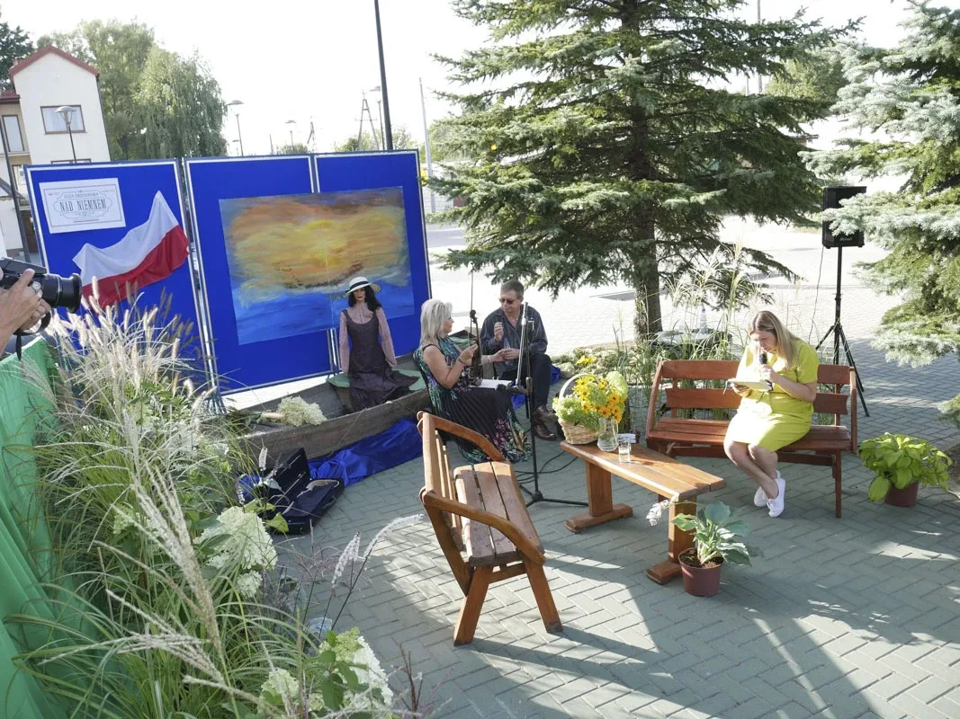 Narodowe Czytanie w Małkini Górnej: "Nad Niemnem" w wykonaniu aktorów, uczniów i mieszkańców (zdjęcia)