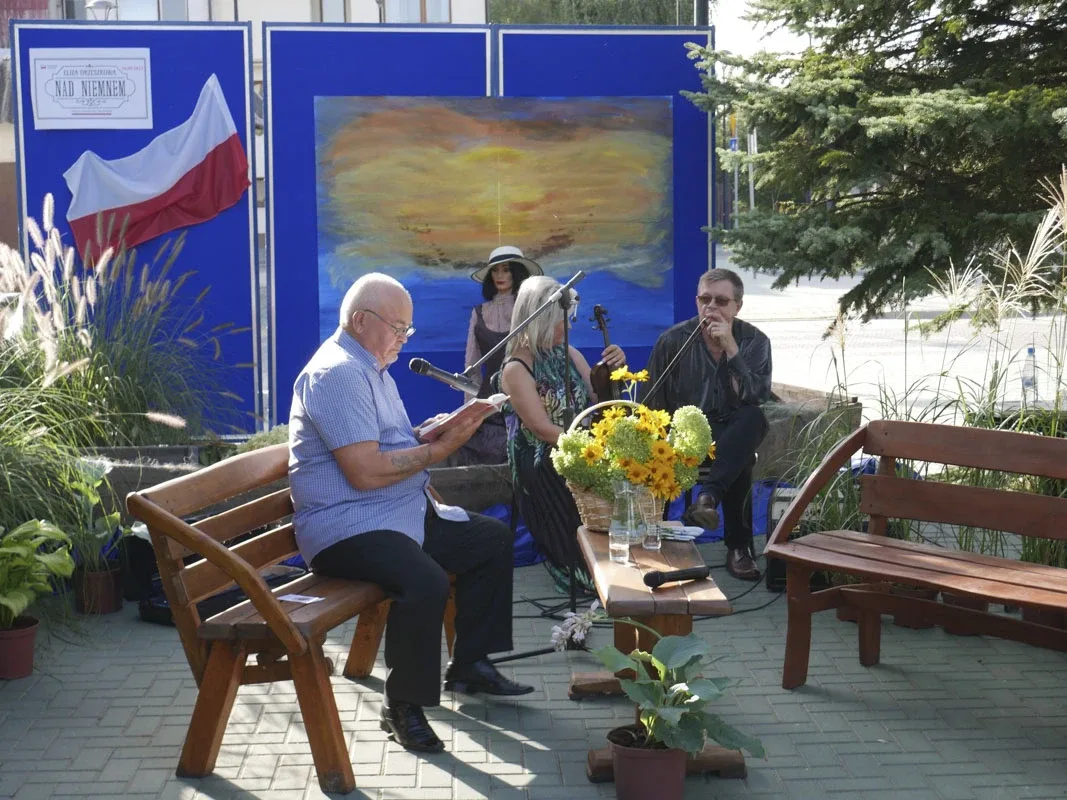 Narodowe Czytanie w Małkini Górnej: "Nad Niemnem" w wykonaniu aktorów, uczniów i mieszkańców (zdjęcia)