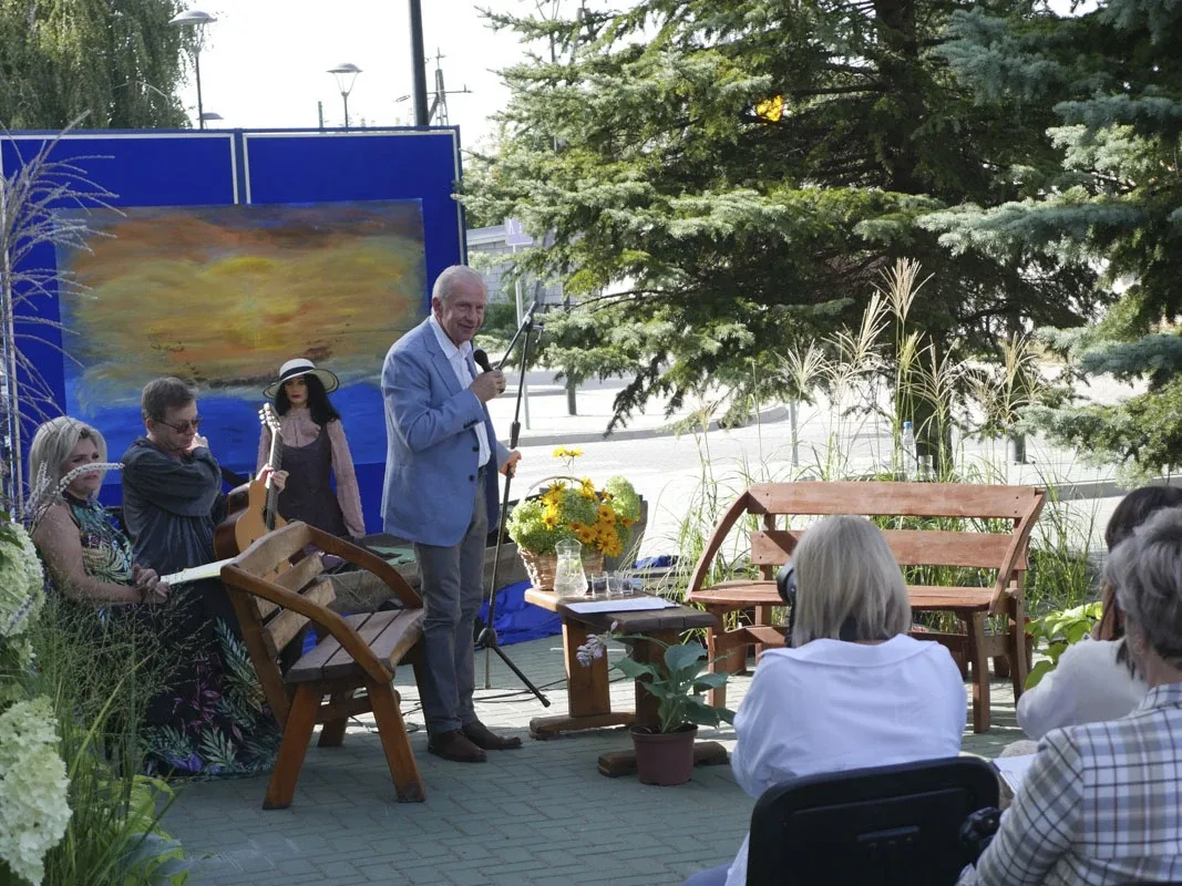 Narodowe Czytanie w Małkini Górnej: "Nad Niemnem" w wykonaniu aktorów, uczniów i mieszkańców (zdjęcia)