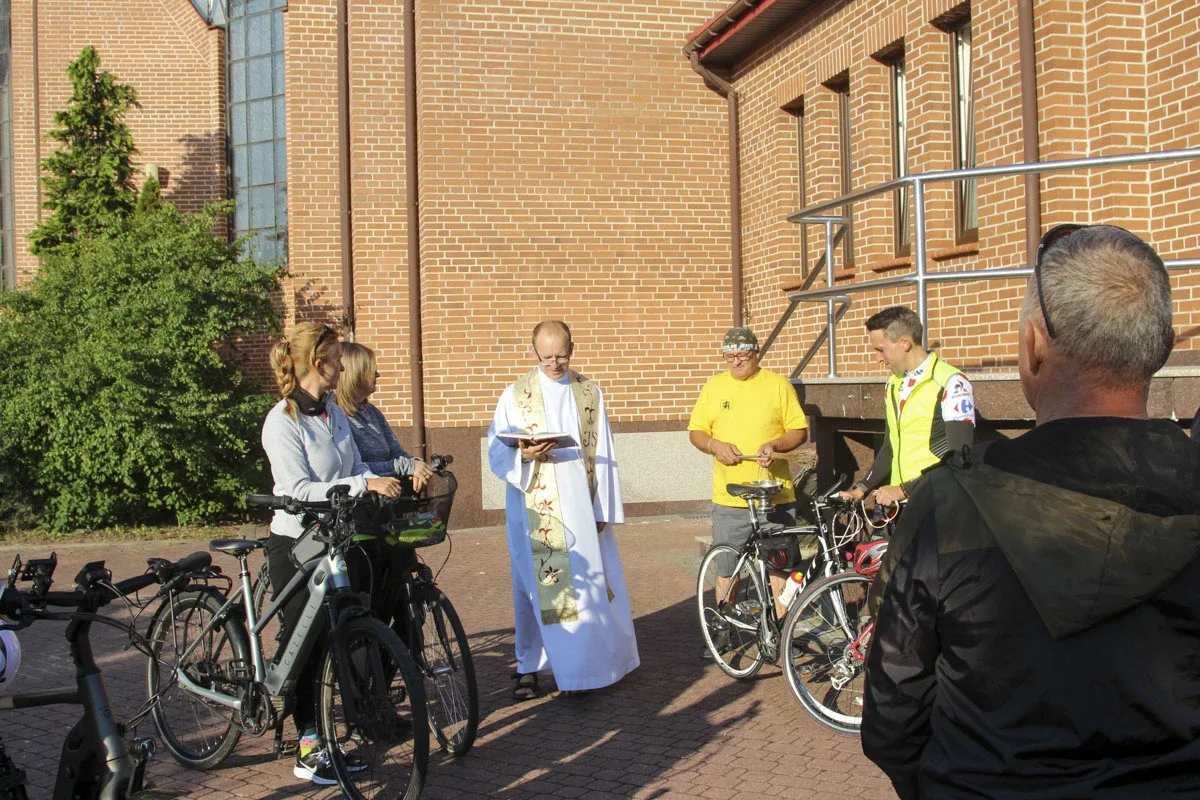 Parafianie wyruszyli w rowerową pielgrzymkę do Łomży (zdjęcia)