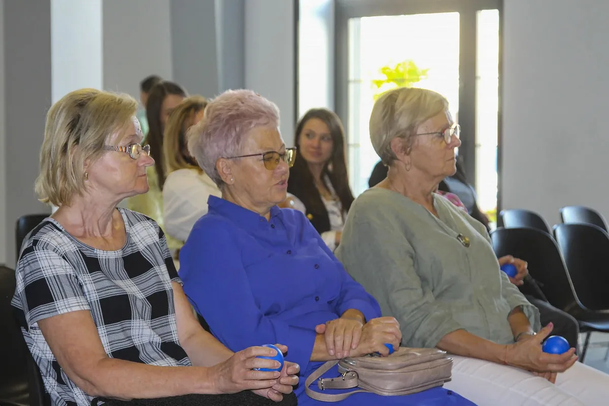 Od Siedzenia do wstawania: porady ruchowe dla seniorów od Mistrza Kubackiego (zdjęcia, wideo) 