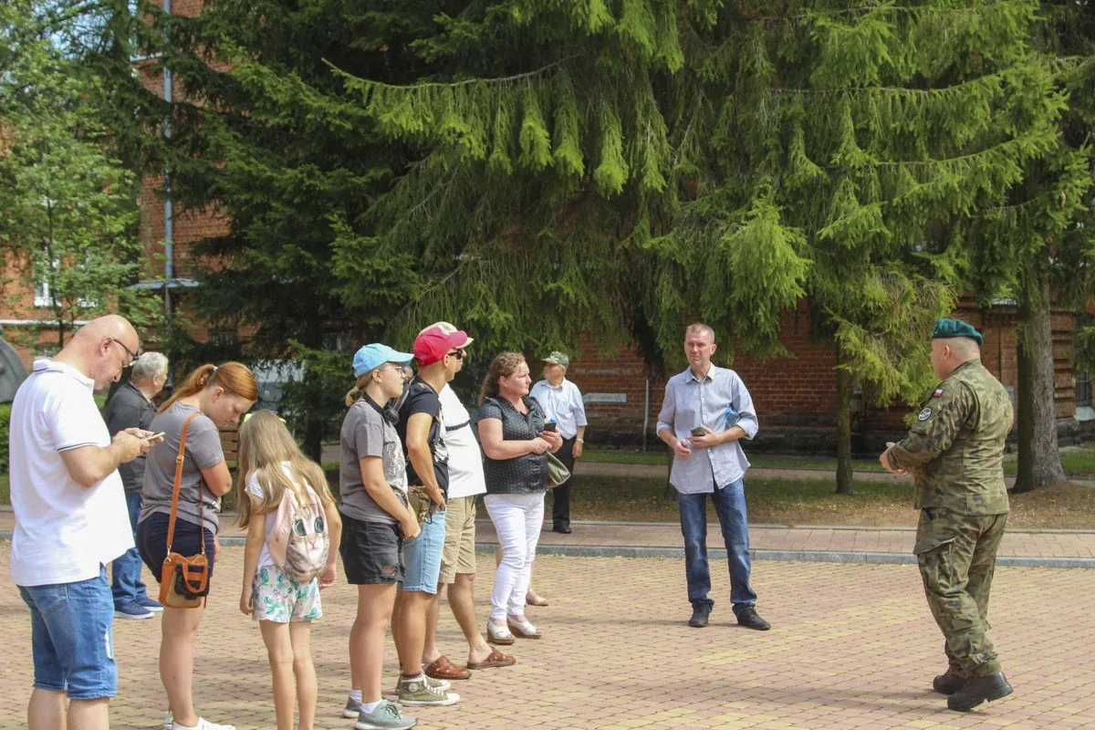 W Komorowie pokolenia się połączyły - integrację rozpoczęto od wystawy wojskowej (zdjęcia)