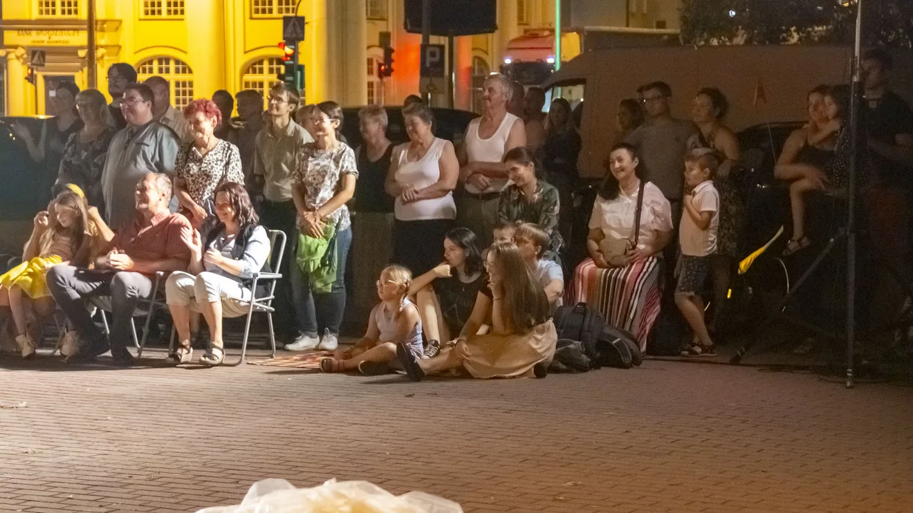 Ciekawa historia, piękne widoki i świetna zabawa podczas występu Teatru Bazar (zdjęcia)