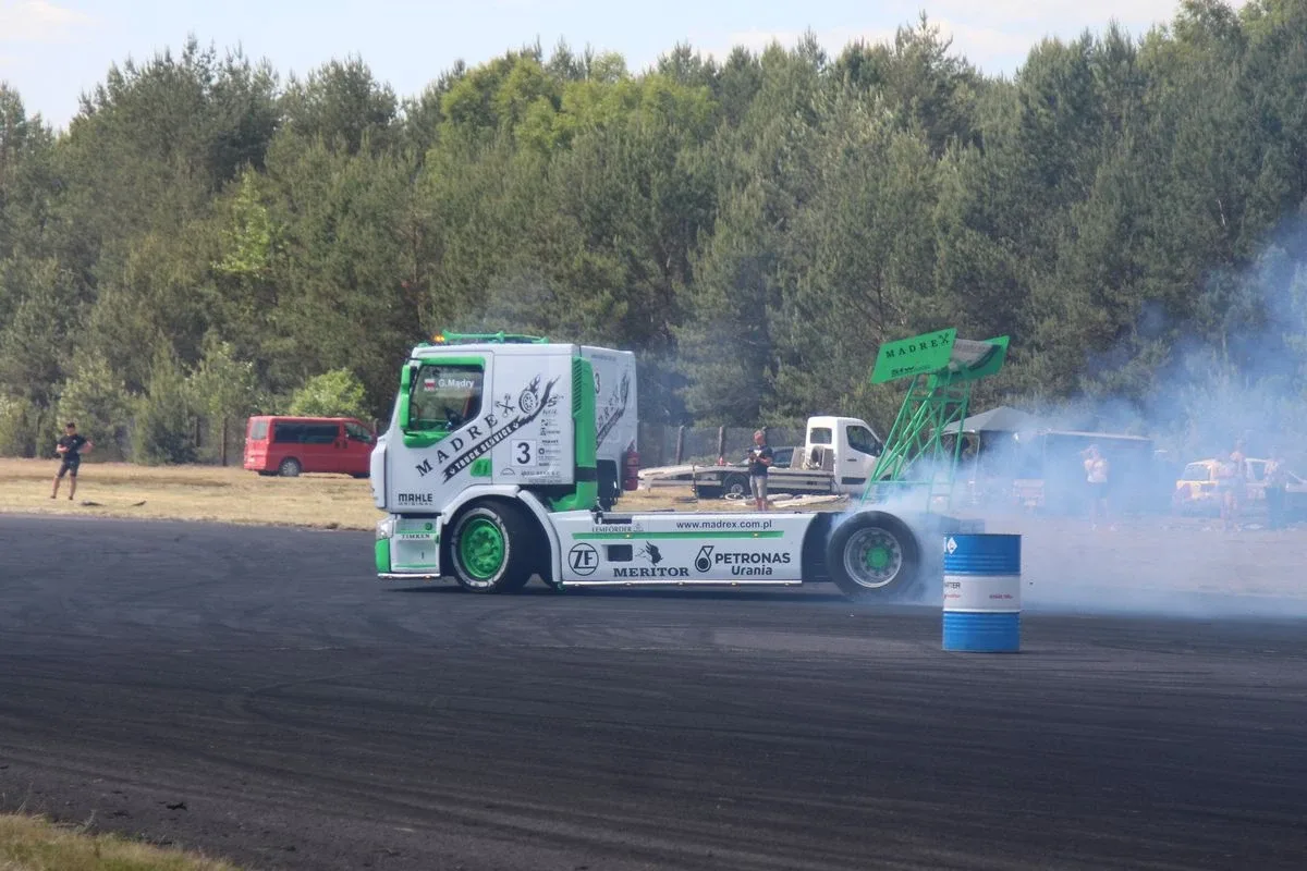 Rozkosz dla zmysłów! Lotnictwo, motoryzacja, drift i atrakcje dla dzieci na Dniu Dziecka w Grądach! (zdjęcia)