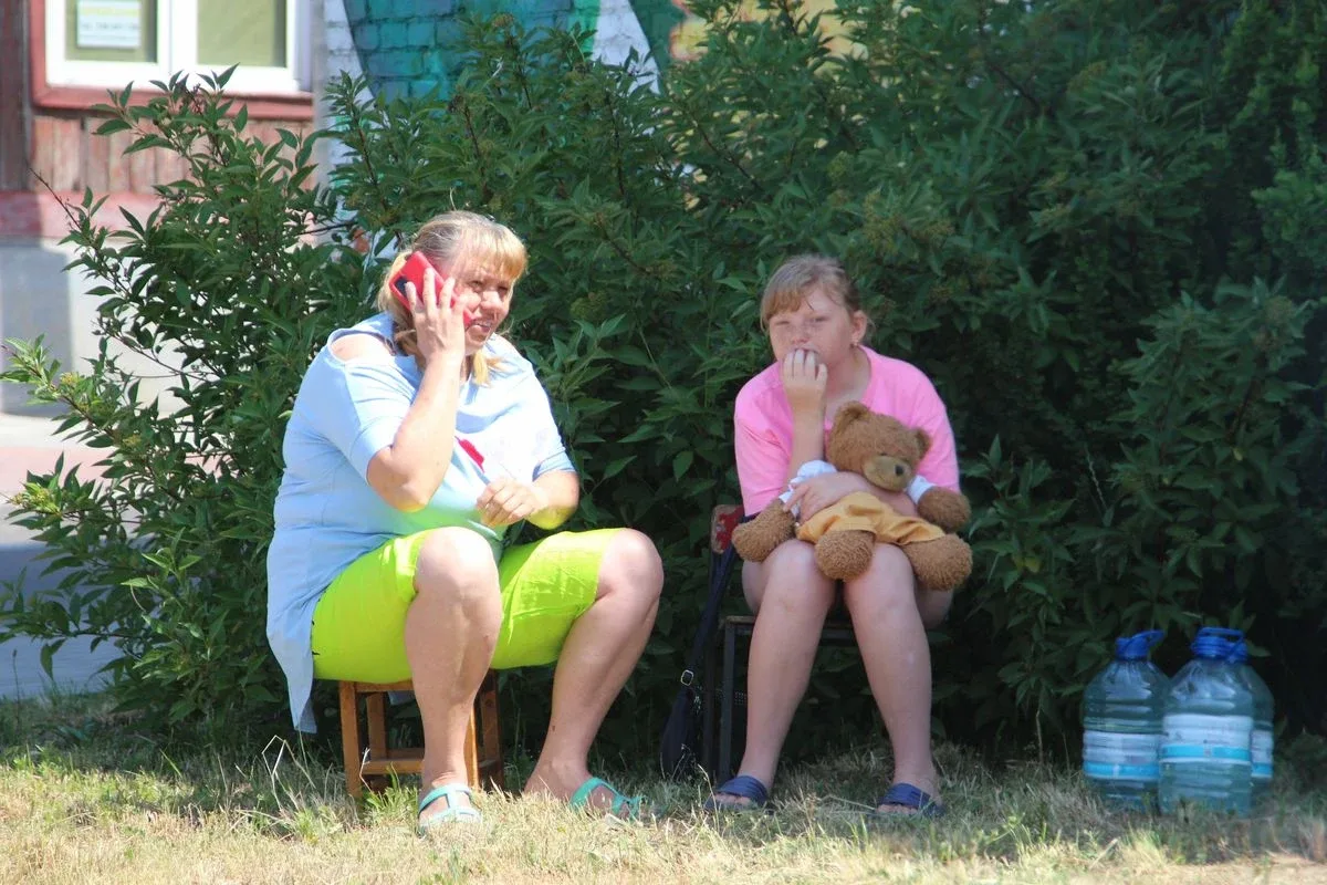 Ostrów Mazowiecka odnowiona kolorami - Mieszkańcy wspólnie malują ławki na Skwerku Obfitości (zdjęcia)