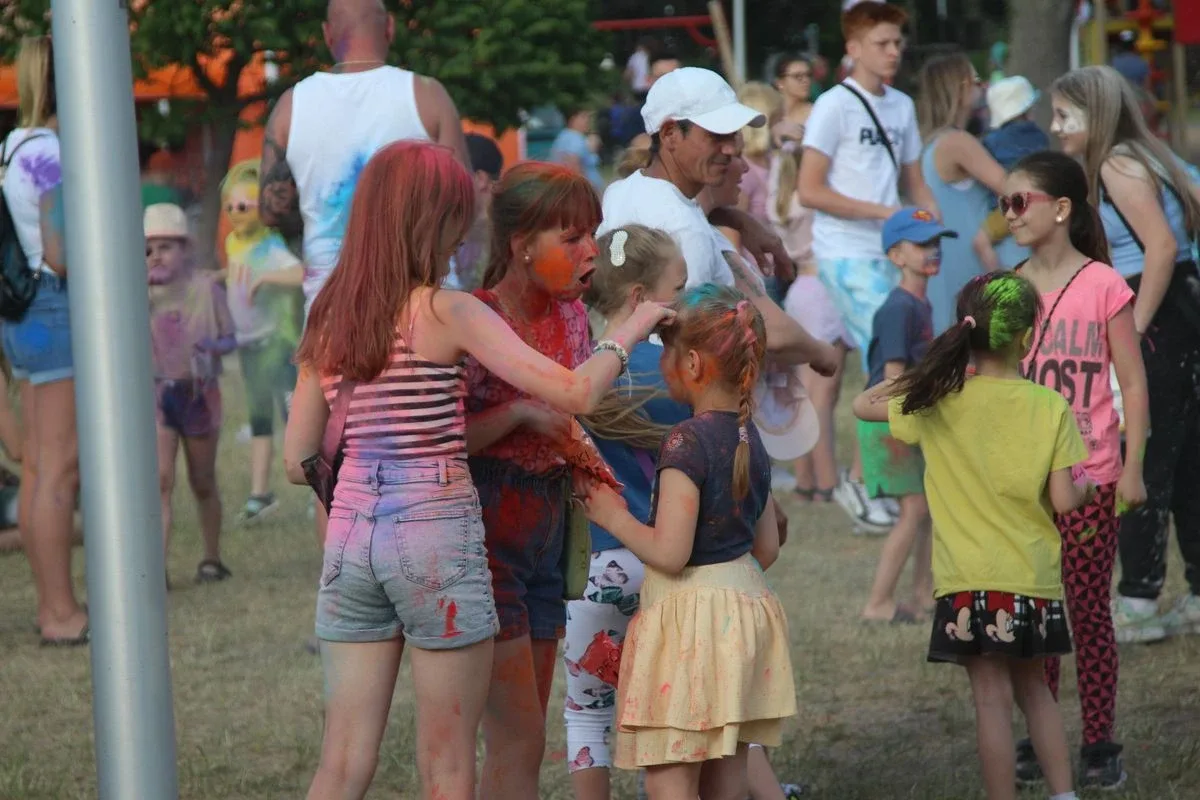 Tęcza na ziemi. Unikalne doświadczenie Święta Kolorów w naszym mieście! (zdjęcia)