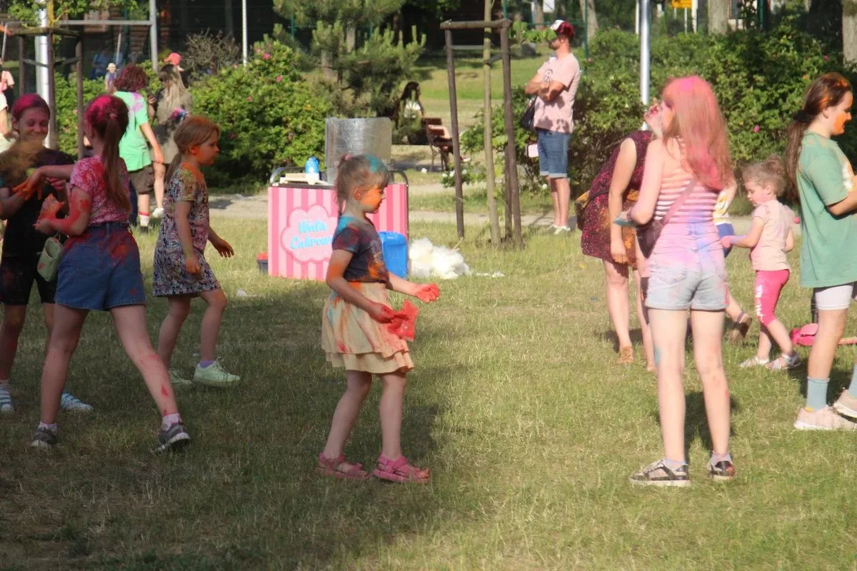 Tęcza na ziemi. Unikalne doświadczenie Święta Kolorów w naszym mieście! (zdjęcia)