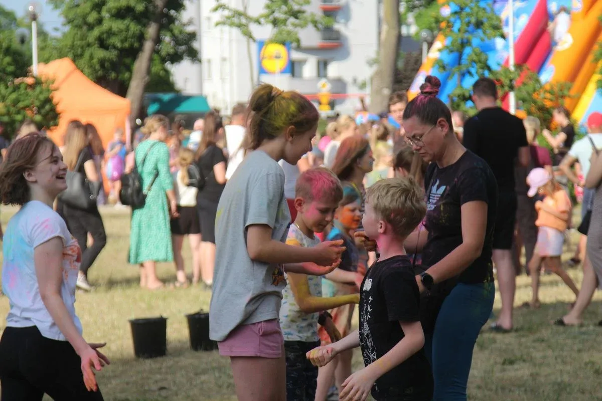 Tęcza na ziemi. Unikalne doświadczenie Święta Kolorów w naszym mieście! (zdjęcia)