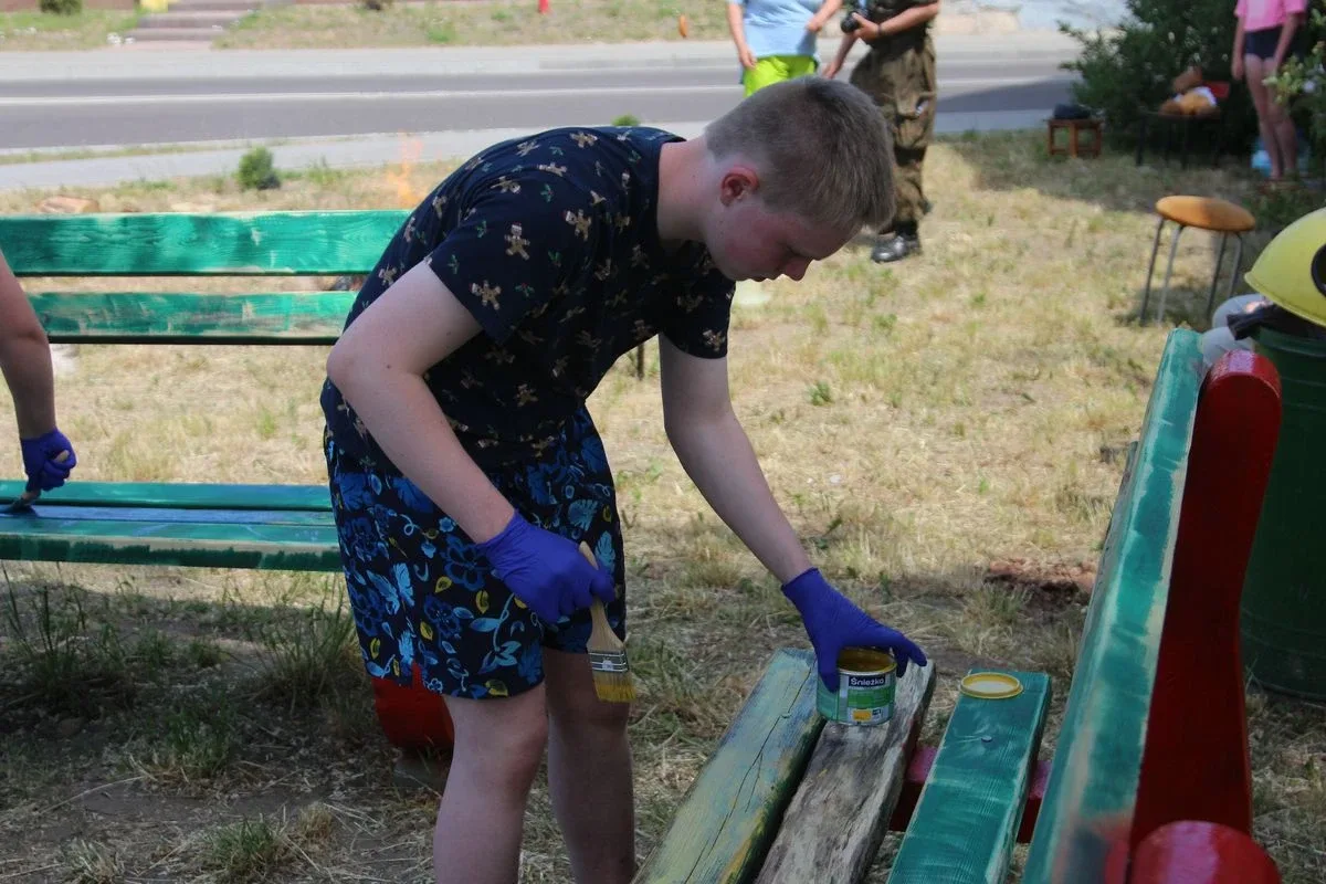 Ostrów Mazowiecka odnowiona kolorami - Mieszkańcy wspólnie malują ławki na Skwerku Obfitości (zdjęcia)