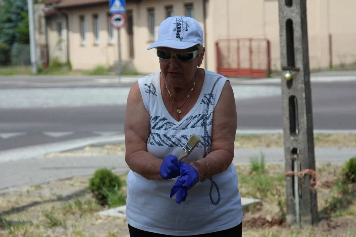 Ostrów Mazowiecka odnowiona kolorami - Mieszkańcy wspólnie malują ławki na Skwerku Obfitości (zdjęcia)