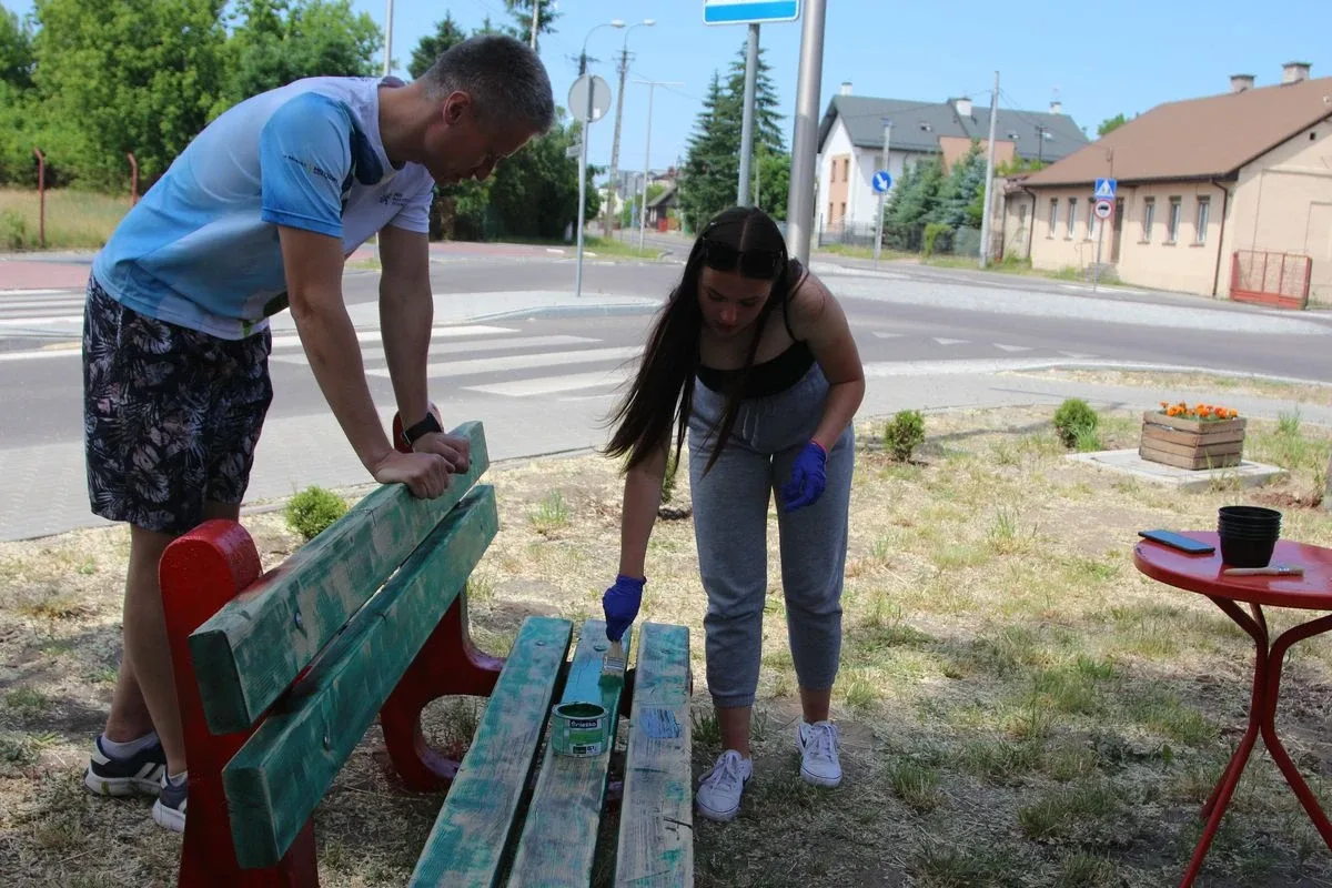 Ostrów Mazowiecka odnowiona kolorami - Mieszkańcy wspólnie malują ławki na Skwerku Obfitości (zdjęcia)