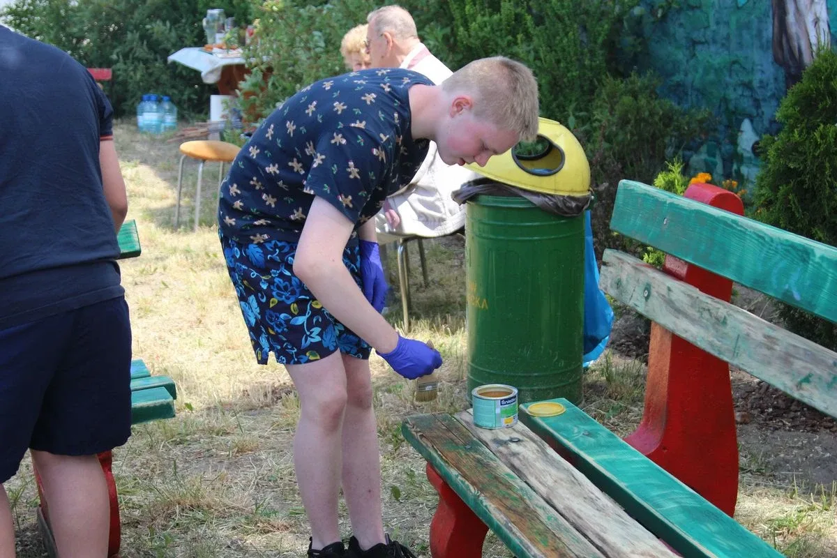 Ostrów Mazowiecka odnowiona kolorami - Mieszkańcy wspólnie malują ławki na Skwerku Obfitości (zdjęcia)