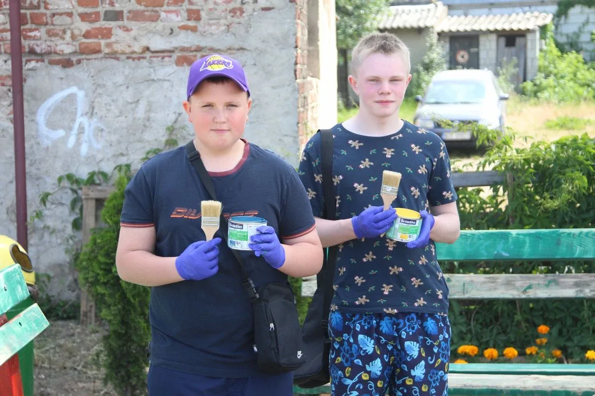 Ostrów Mazowiecka odnowiona kolorami - Mieszkańcy wspólnie malują ławki na Skwerku Obfitości (zdjęcia)