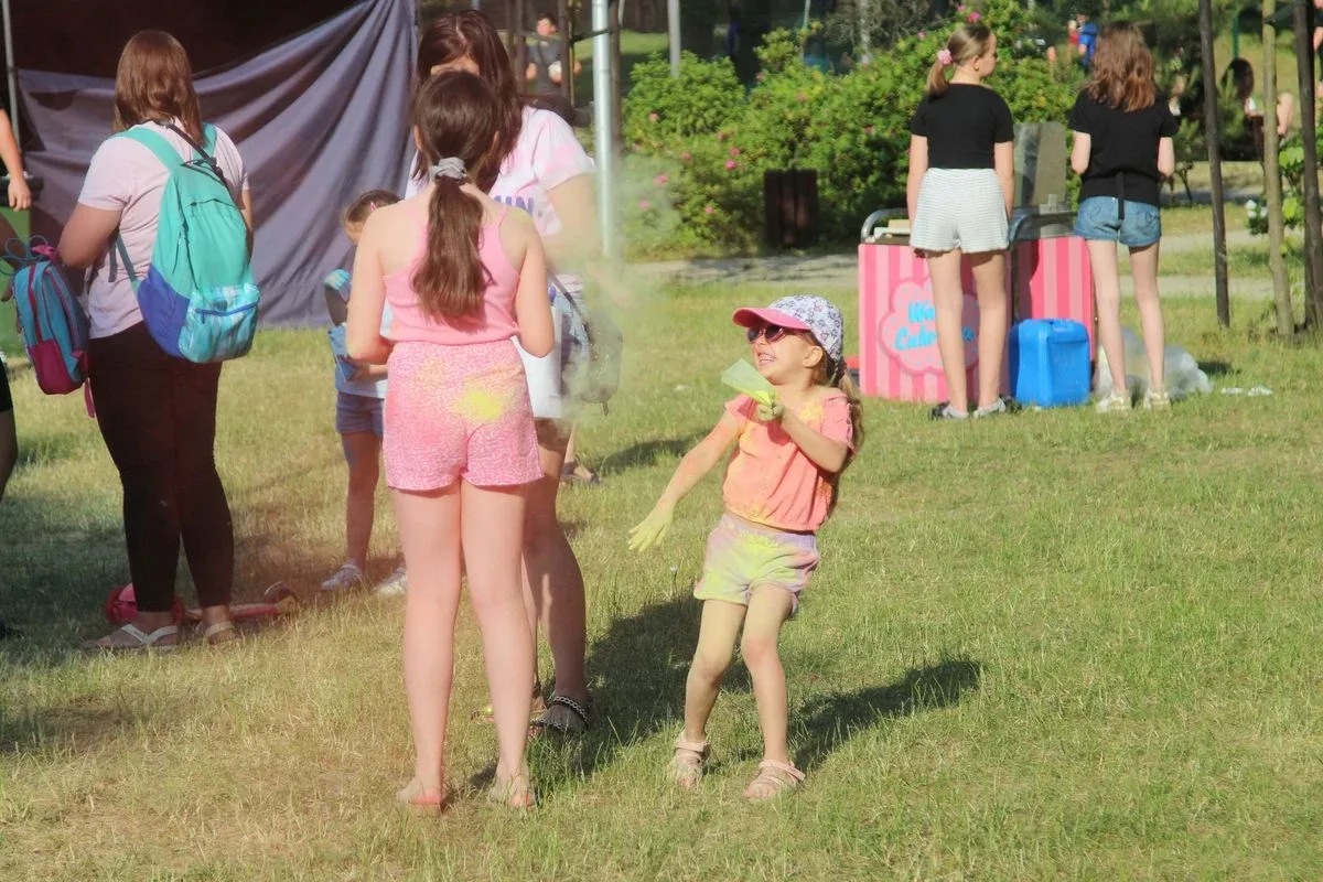 Tęcza na ziemi. Unikalne doświadczenie Święta Kolorów w naszym mieście! (zdjęcia)