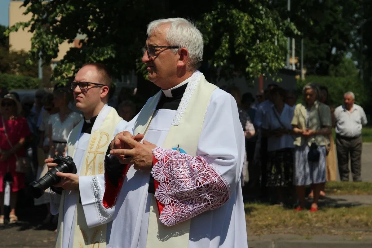 Wspólnota wiary na ulicach - Boże Ciało z parafią pw. Wniebowzięcia NMP w Ostrowi Mazowieckiej (zdjęcia)