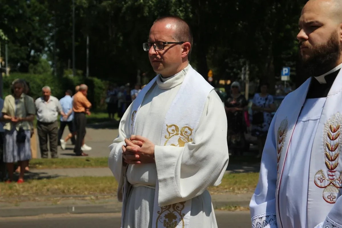 Wspólnota wiary na ulicach - Boże Ciało z parafią pw. Wniebowzięcia NMP w Ostrowi Mazowieckiej (zdjęcia)