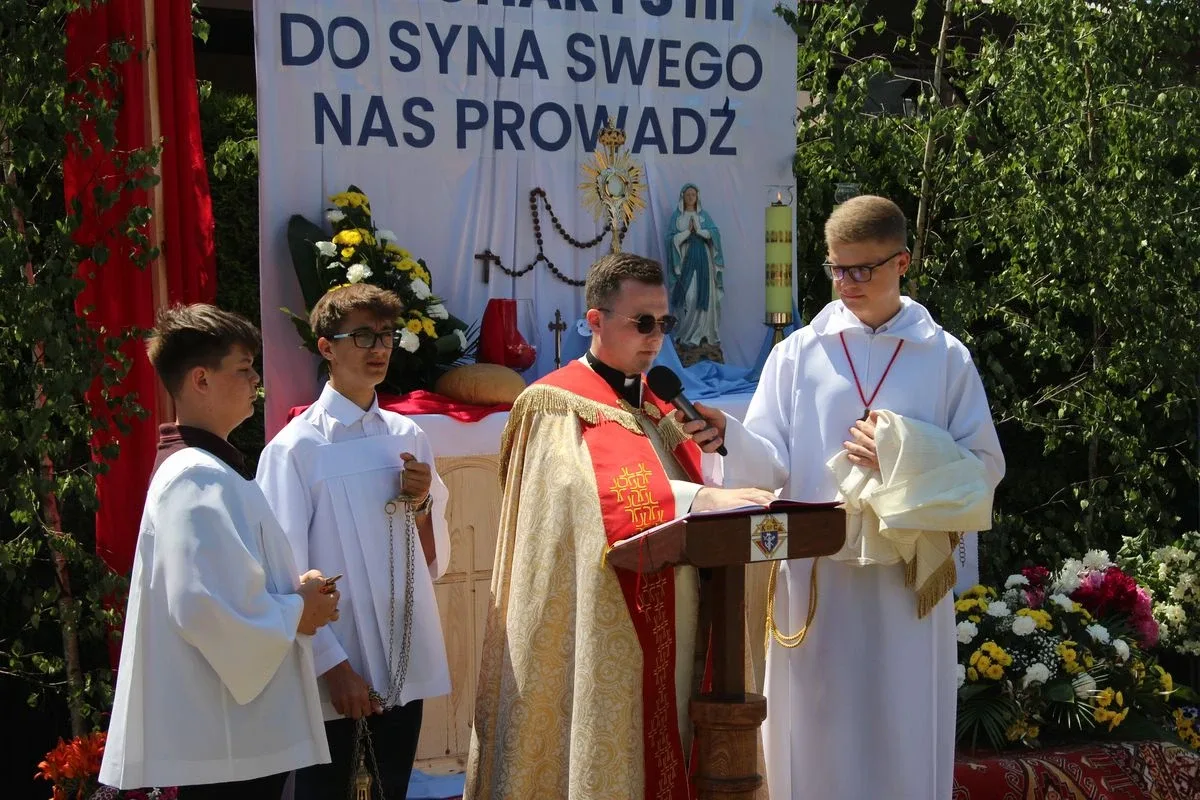 Wspólnota wiary na ulicach - Boże Ciało z parafią pw. Wniebowzięcia NMP w Ostrowi Mazowieckiej (zdjęcia)