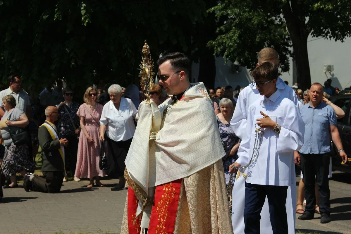 Wspólnota wiary na ulicach - Boże Ciało z parafią pw. Wniebowzięcia NMP w Ostrowi Mazowieckiej (zdjęcia)