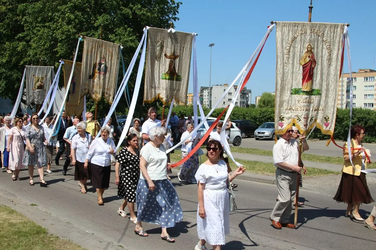 Wspólnota wiary na ulicach - Boże Ciało z parafią pw. Wniebowzięcia NMP w Ostrowi Mazowieckiej (zdjęcia)