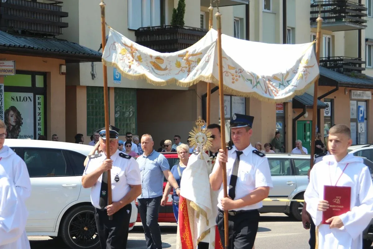 Wspólnota wiary na ulicach - Boże Ciało z parafią pw. Wniebowzięcia NMP w Ostrowi Mazowieckiej (zdjęcia)