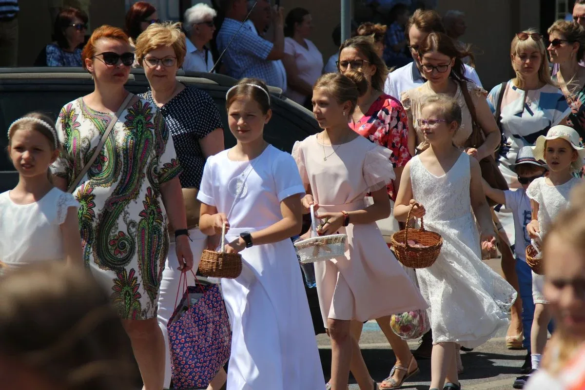 Wspólnota wiary na ulicach - Boże Ciało z parafią pw. Wniebowzięcia NMP w Ostrowi Mazowieckiej (zdjęcia)