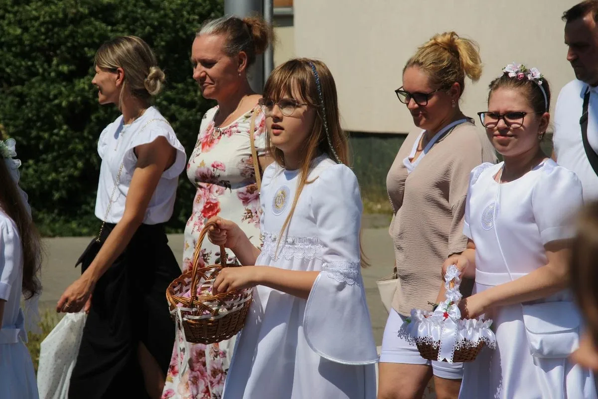 Wspólnota wiary na ulicach - Boże Ciało z parafią pw. Wniebowzięcia NMP w Ostrowi Mazowieckiej (zdjęcia)