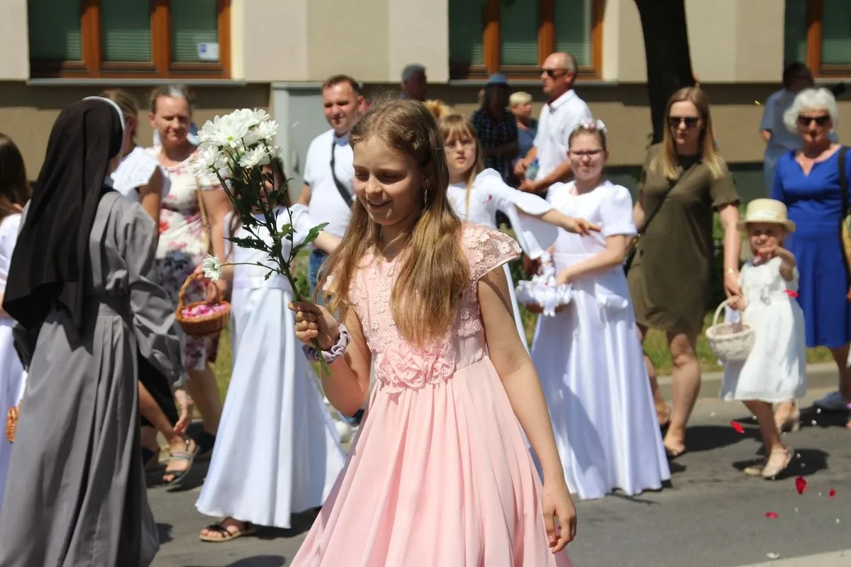 Wspólnota wiary na ulicach - Boże Ciało z parafią pw. Wniebowzięcia NMP w Ostrowi Mazowieckiej (zdjęcia)