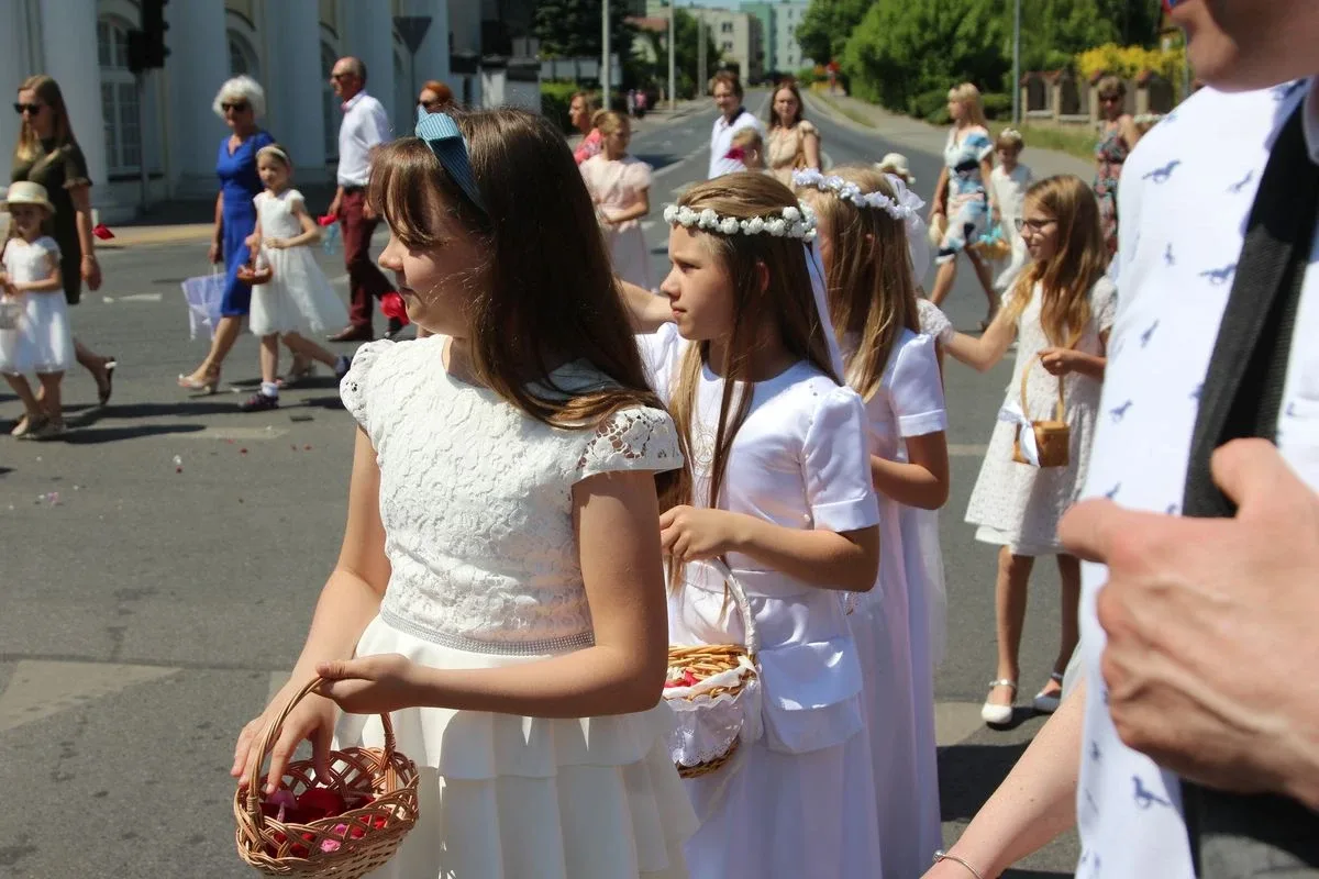 Wspólnota wiary na ulicach - Boże Ciało z parafią pw. Wniebowzięcia NMP w Ostrowi Mazowieckiej (zdjęcia)
