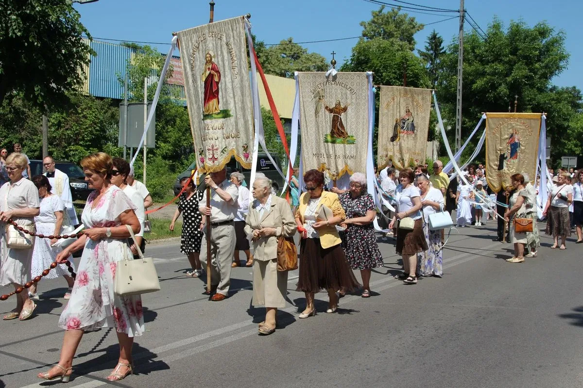 Wspólnota wiary na ulicach - Boże Ciało z parafią pw. Wniebowzięcia NMP w Ostrowi Mazowieckiej (zdjęcia)