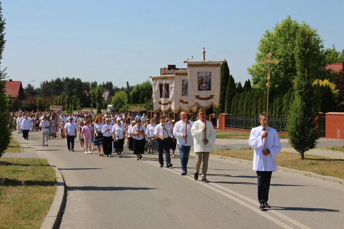 Z parafią pw. Opatrzności Bożej przez ulice Ostrowi Mazowieckiej. Uroczysta procesja Bożego Ciała (zdjęcia)